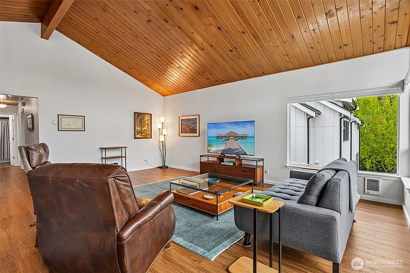 5th image of 5249 40th Avenue NE #404