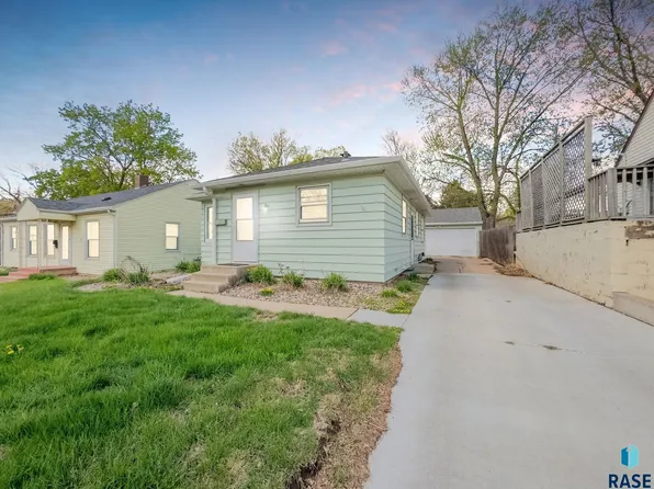 1941 S Grange Ave, Sioux Falls, SD 57105