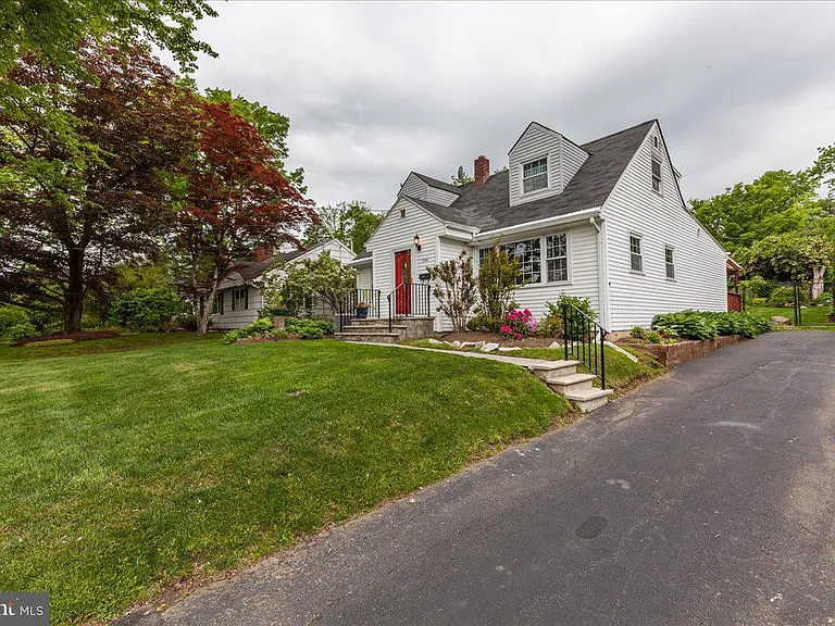 394 Franklin Ave — Photo 3