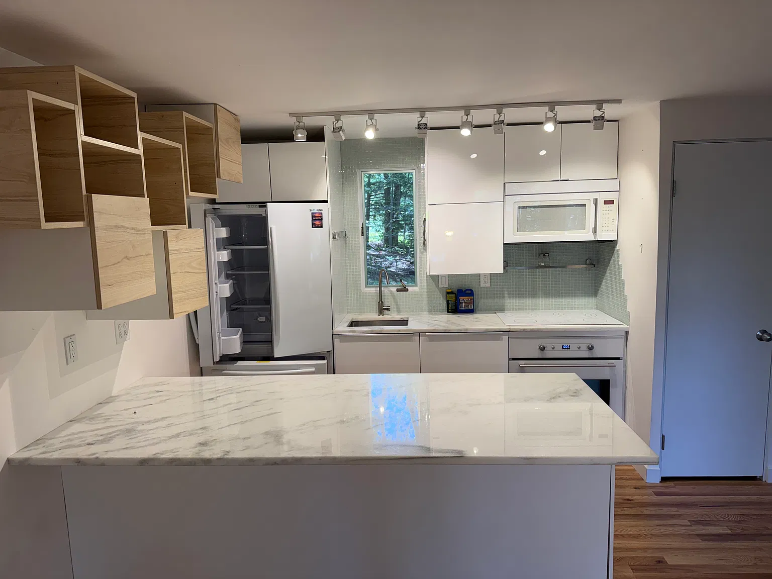 3 bed, 827 sqft, $1,900 — Photo 3