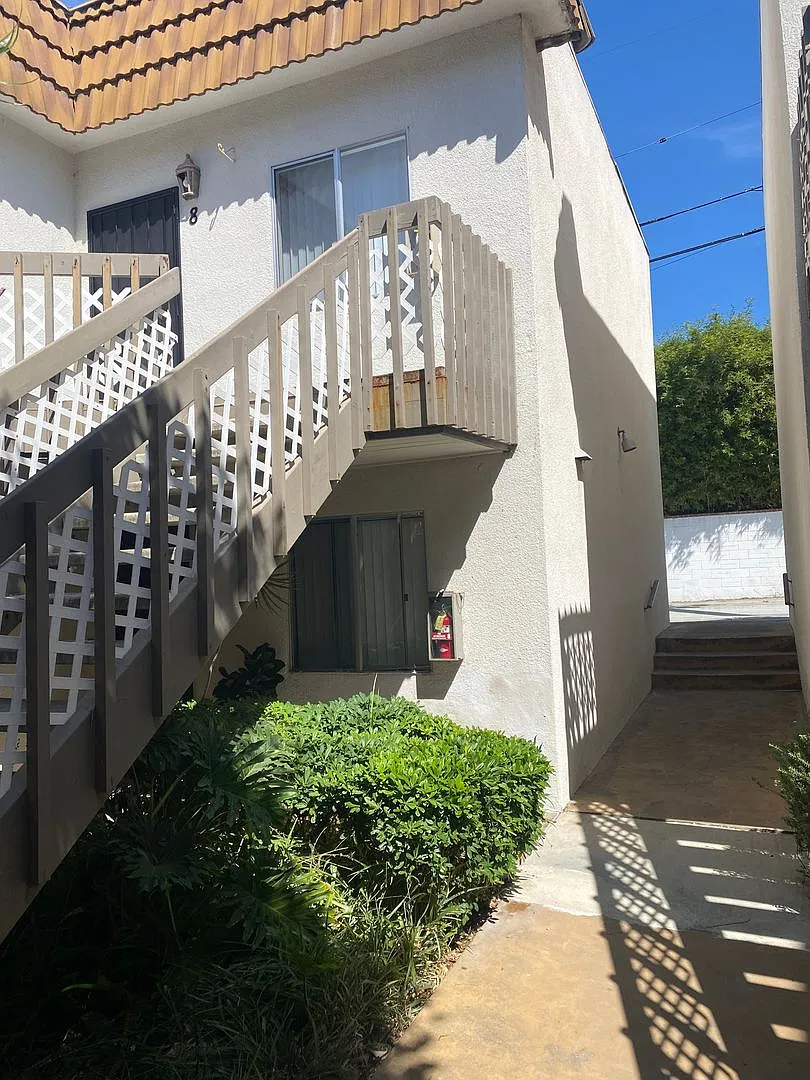 North Pb 2br/2ba Upstairs Unit — Photo 3
