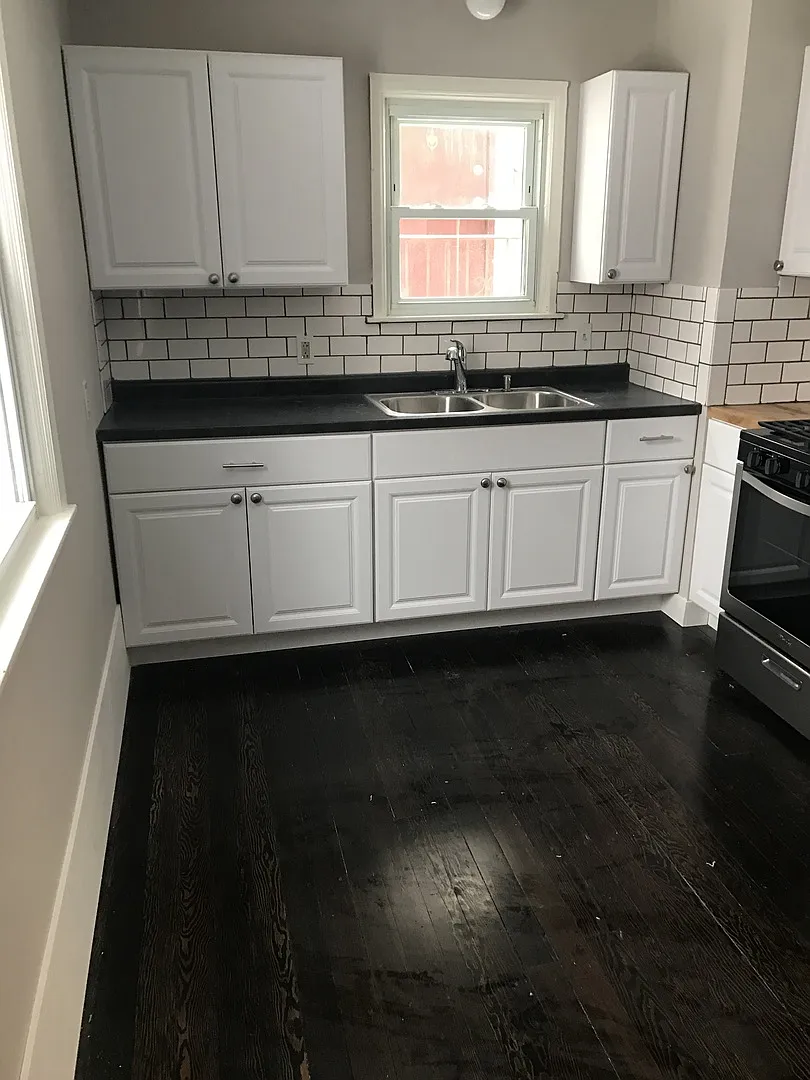 Gorgeous 3 bedroom 1 bathroom house in Victory Neighborhood! — Photo 2