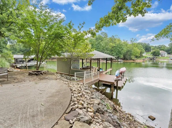 614 Forest Lawn Dr, Moneta, VA 24121