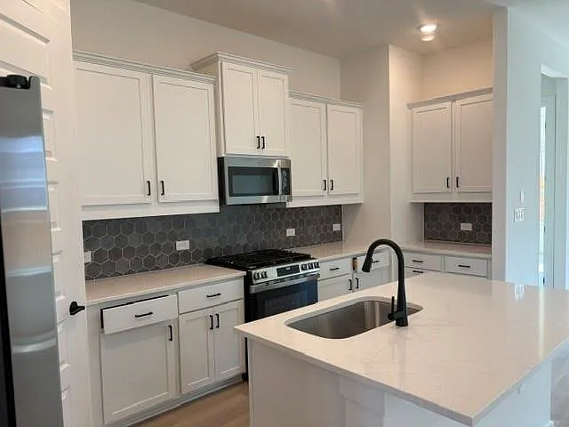 3 bed, 2.0 bath, 1739 sqft, $2,495 — Photo 4