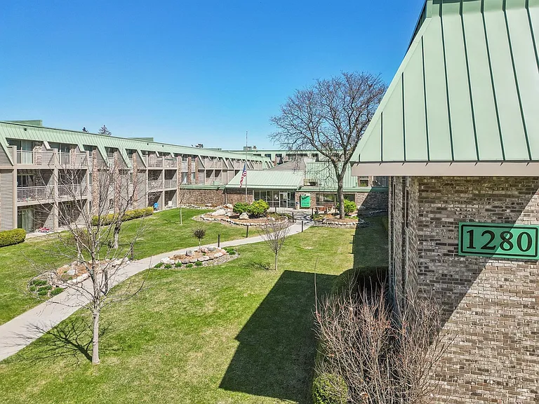 Larpenteur Estates Apartments — Photo 70