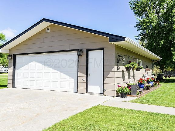 3rd image of 209 2nd St