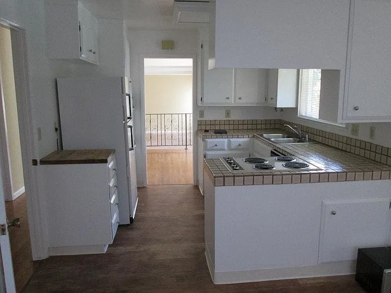 1288 Collins Ln — Photo 2