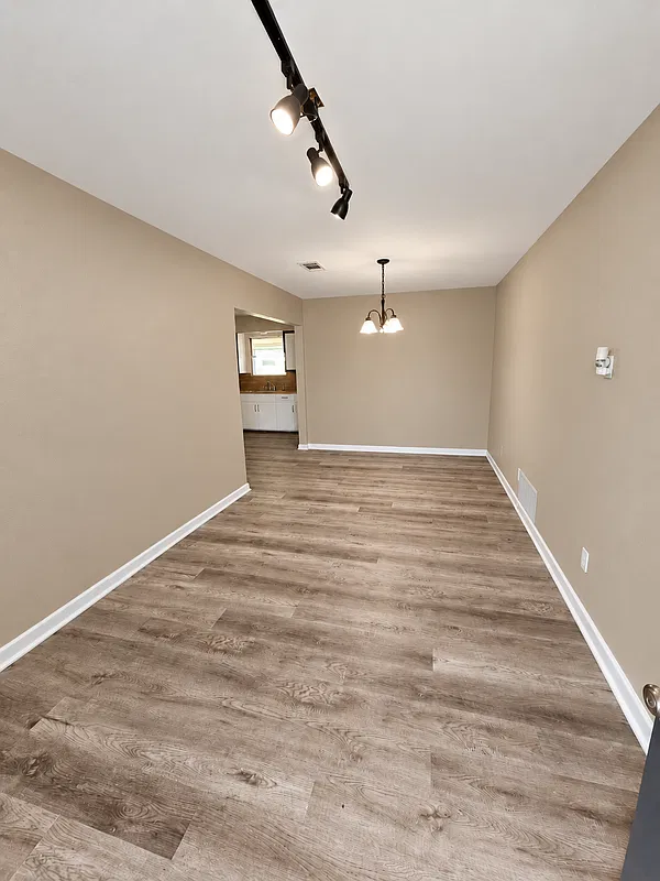 4 bed, 1.0 bath, 1000 sqft, $1,900 — Photo 2