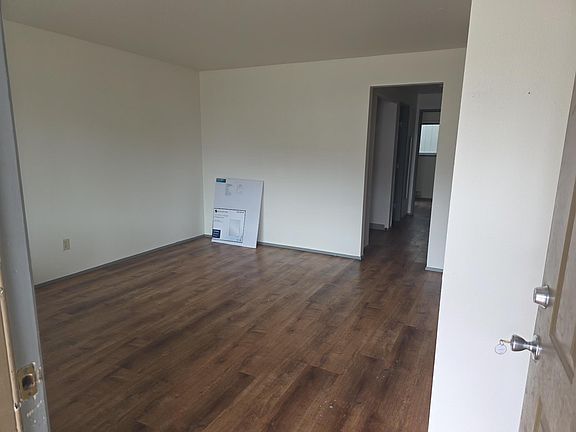 5th image of 300 Whitesell St W #3
