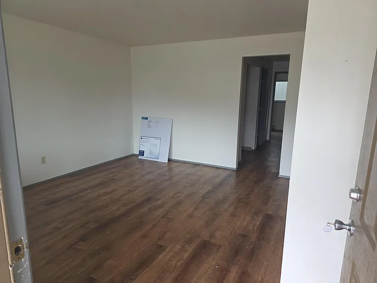 300 Whitesell St W #3 — Photo 5