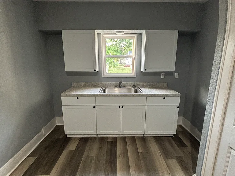 837 Leonard St — Photo 7
