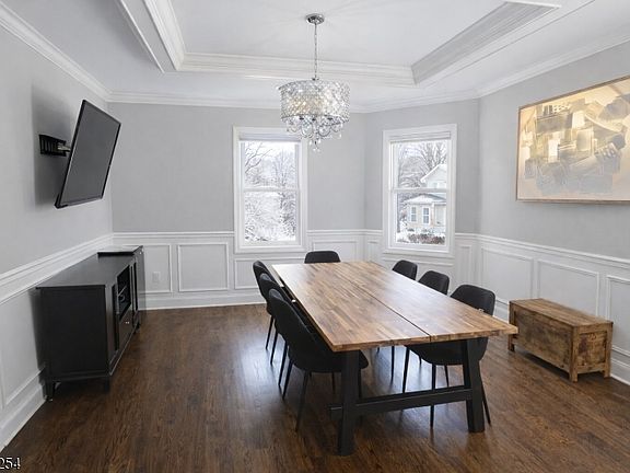5th image of 146 Poplar St