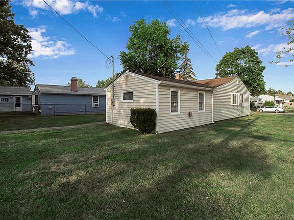 3rd image of 672 Montrose Ave