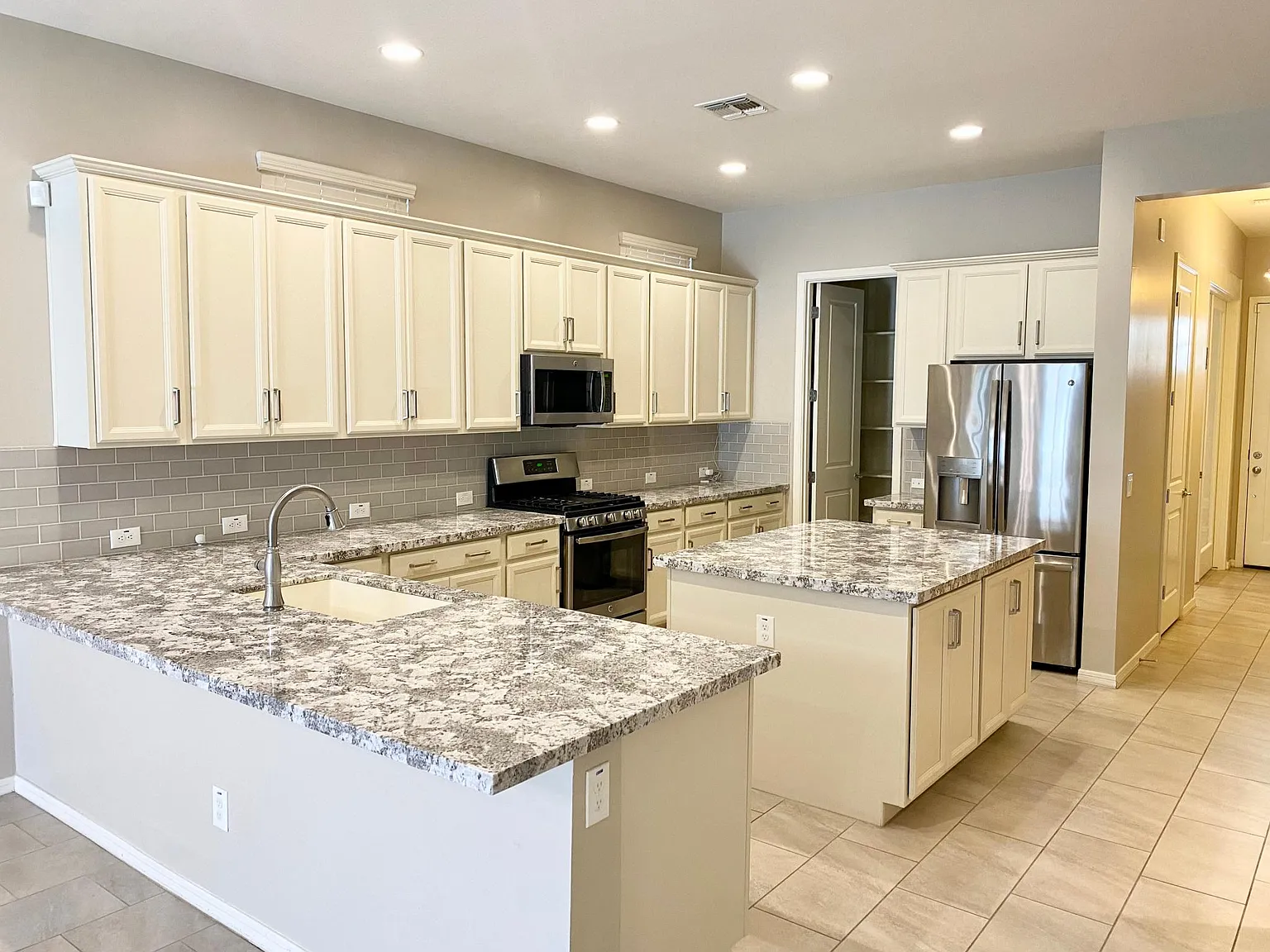 3 bed, 1939 sqft, $2,995 — Photo 3