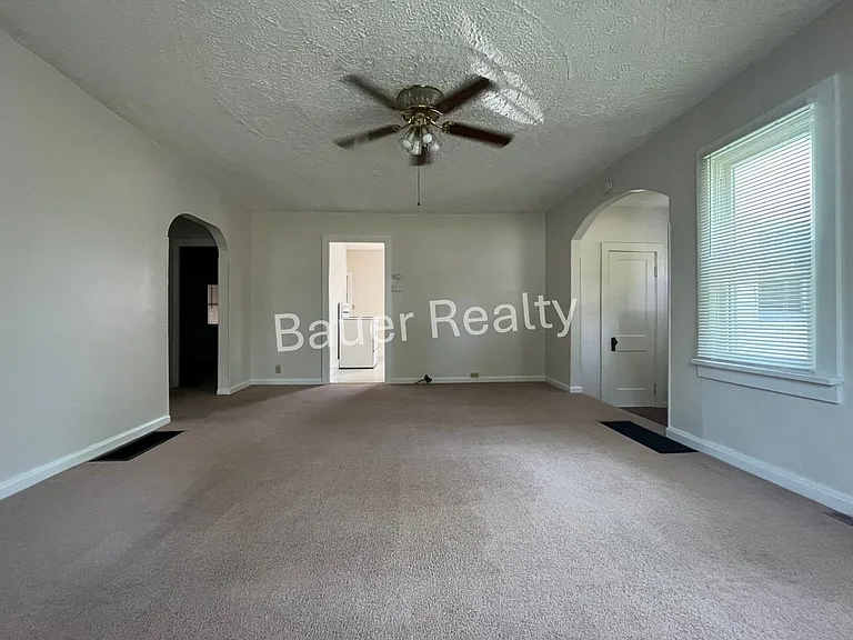 728 W 10th St — Photo 7