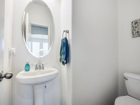 5th image of 4548 Longfellow Ave