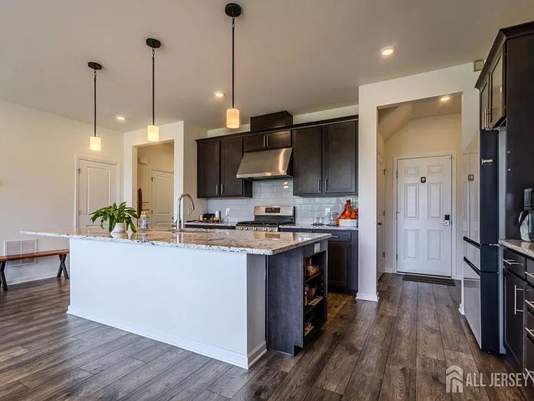 3305 Charleston Dr — Photo 6