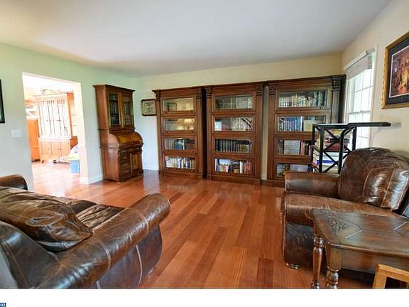 4th image of 415 Laura Ln