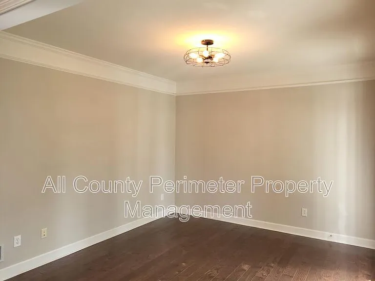 4445 Agard St — Photo 10