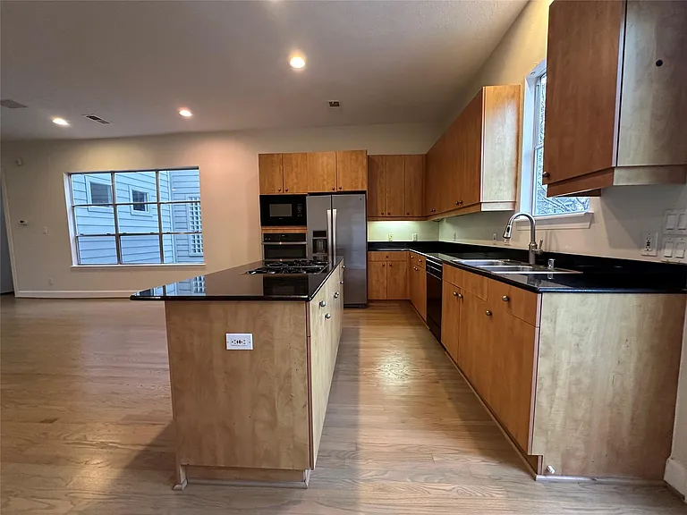 2713 Crawford St — Photo 12