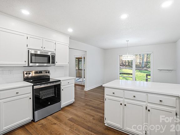 4th image of 4437 Lake Shore Rd N