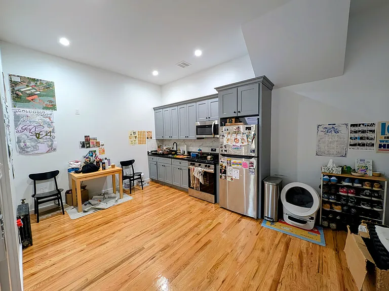 96 Scholes St #1R — Photo 1