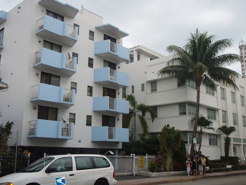 Exterior 821 Collins