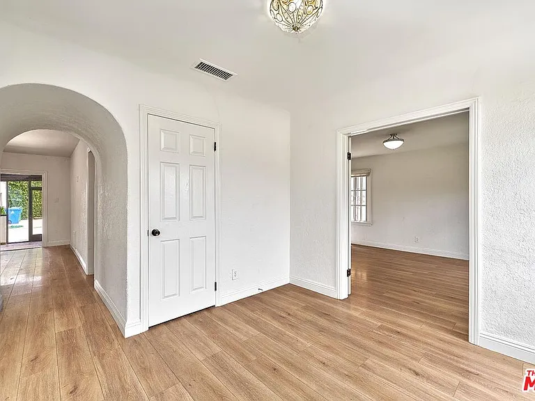 1120 S Plymouth Blvd — Photo 10