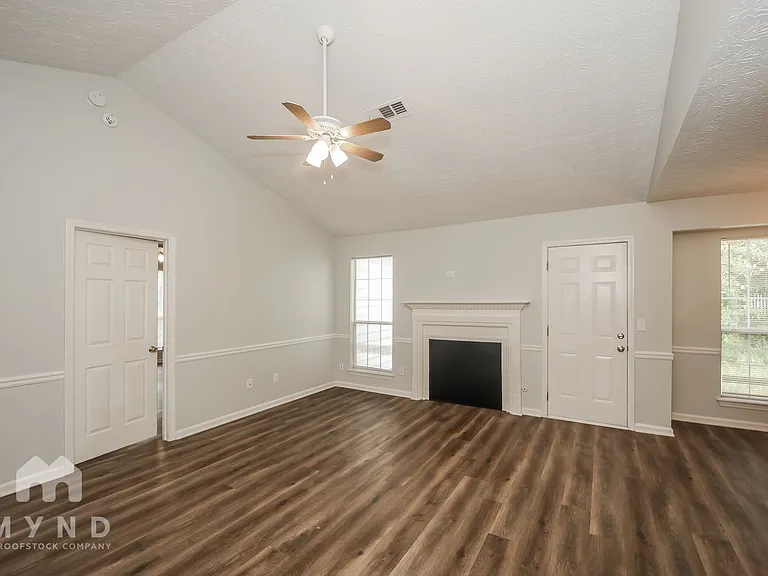 106 Bay Court Dr — Photo 3