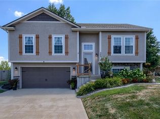 303 NE 5th St, Oak Grove, MO 64075