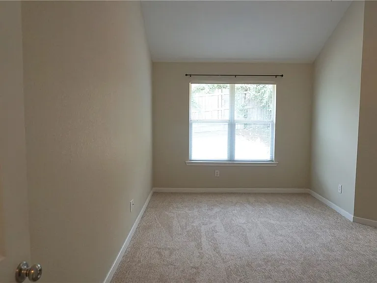 1810 Stephanie St — Photo 10