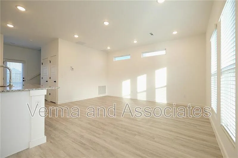 2 bed, 2.0 bath, 1200 sqft, $1,400 — Photo 2