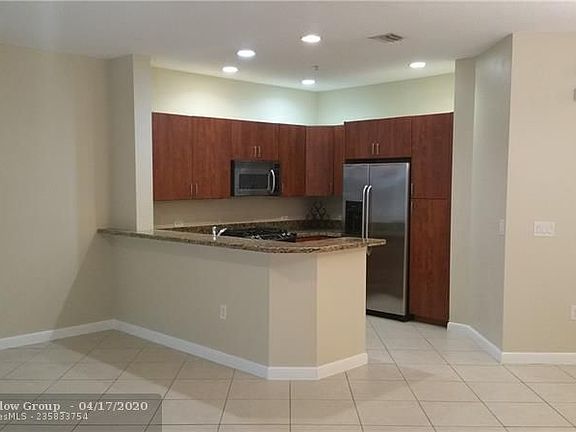 3rd image of 2925 NW 126th Ave #2111