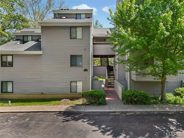 1307 Prospect Village Ln APT F, Ballwin, MO 63021