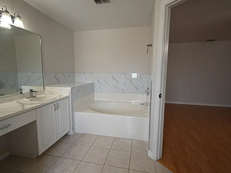136 SE 19th Ln — Photo 10