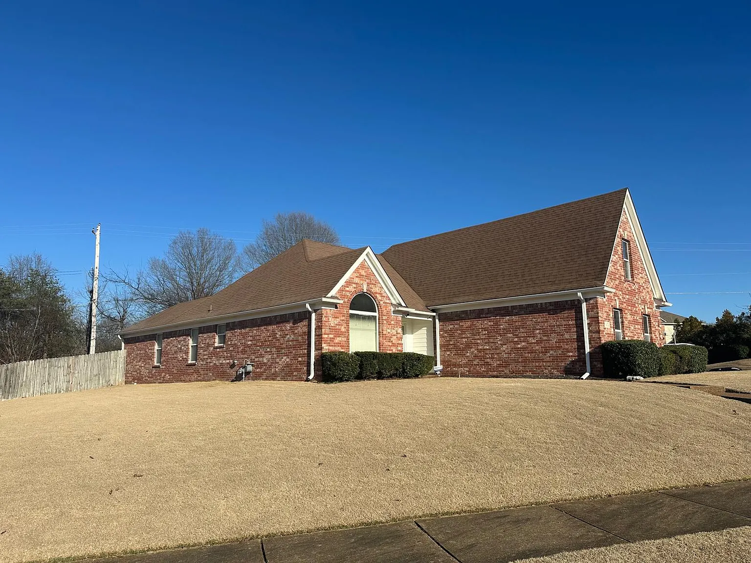 4 bed, 2300 sqft, $2,200 — Photo 2