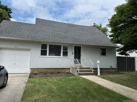 30 Meade Ave, Bethpage, NY