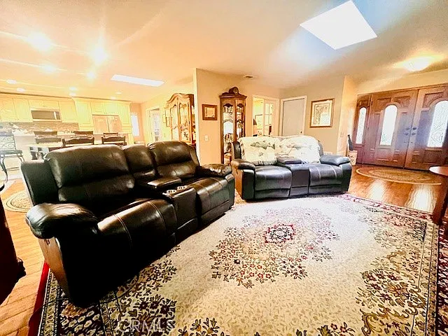 3 bed, 2.0 bath, 1770 sqft, $4,300 — Photo 3