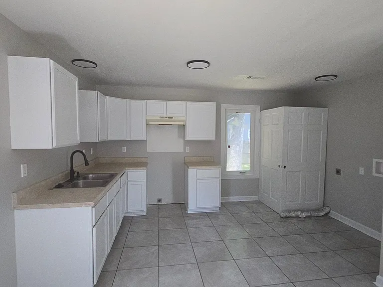 141 Shelton St — Photo 6