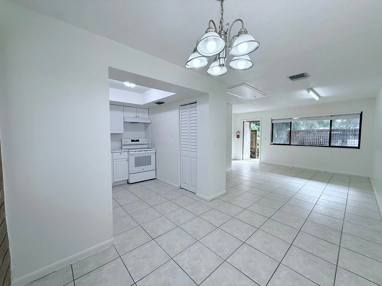 2 bed, 2.0 bath, 900 sqft, $2,025 — Photo 4
