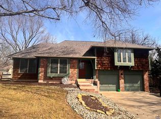 3220 SW Macvicar Ct, Topeka, KS 66611