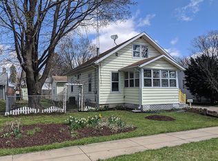650 W Chestnut St, Freeport, IL 61032
