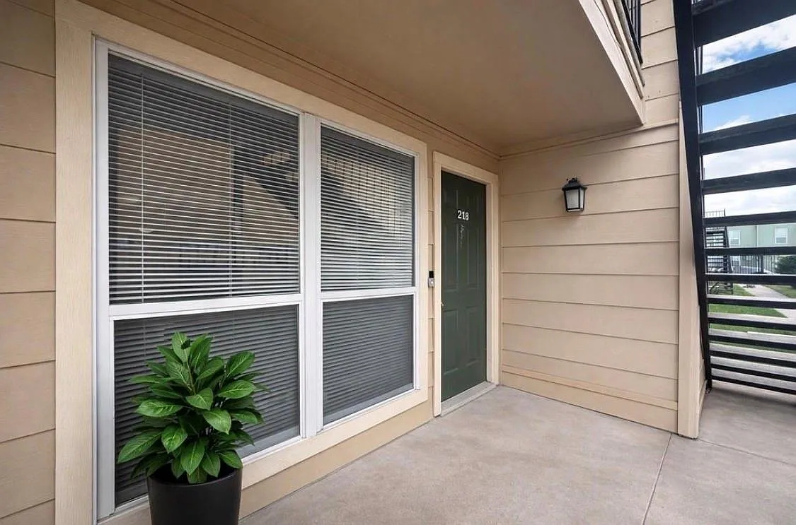 2 bed, 2.0 bath, 807 sqft, $1,100 — Photo 3