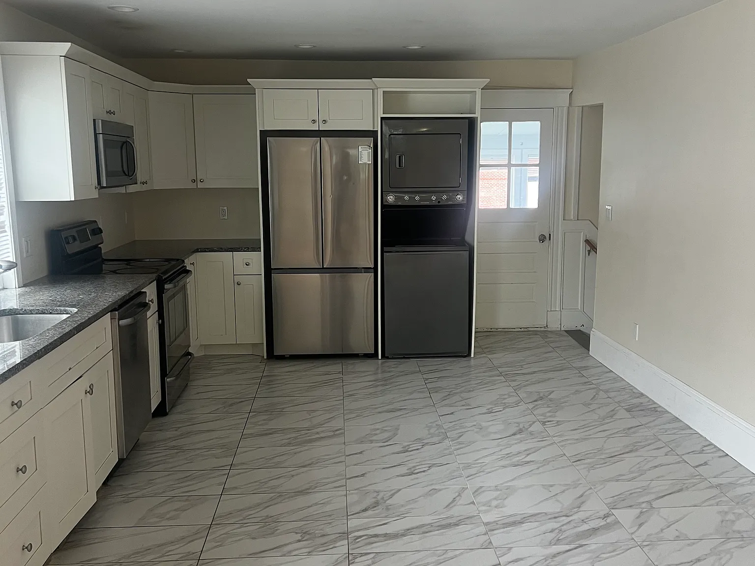 3 bed, 1255 sqft, $3,300 — Photo 1