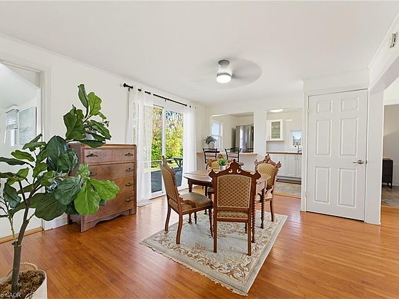 5th image of 71 Brown St
