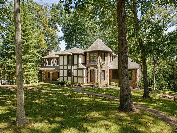 3rd image of 302 Riverwood Dr