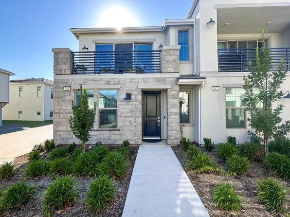 563 N Chapel Hill Ln, Clovis, CA 93611