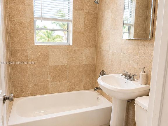 5th image of 1319 Meridian Ave APT 208