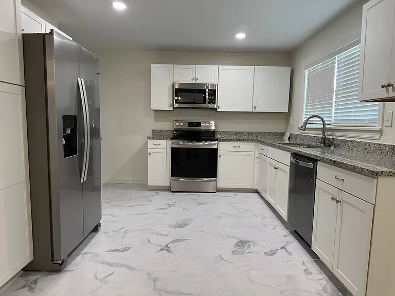 4900 S Lakewood Dr — Photo 2