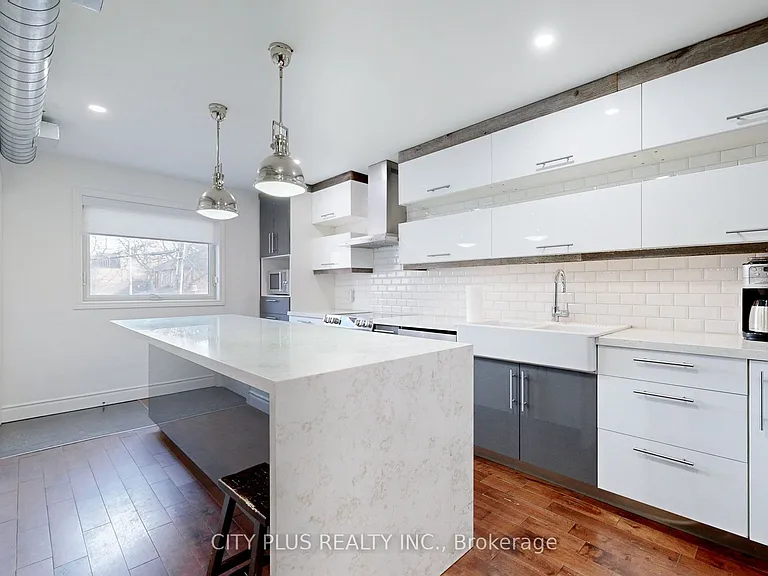 704 Bloor St W — Photo 15